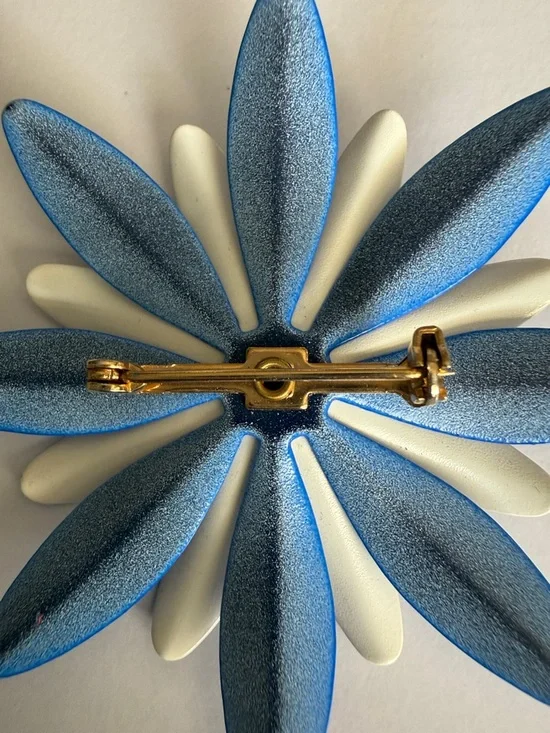 Vintage Blue White and Red Metal Flower Brooch - Picture 4 of 7
